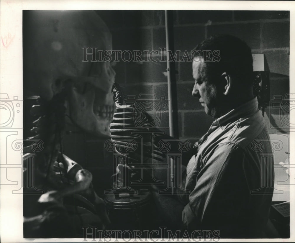 1965 Press Photo Hamilton Diaz works with Tulane Medical School Skeleton-Historic Images