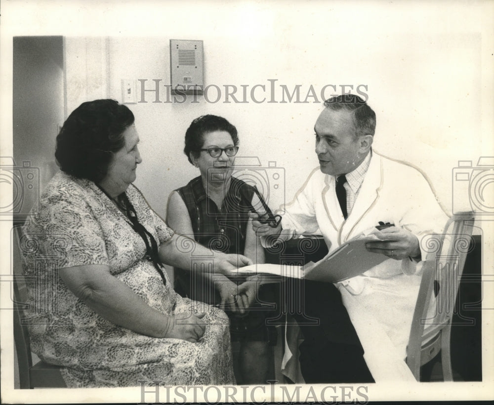 1968 Press Photo Dr Sol Stern helps Ella Kinler and Katherine Glance - noa88608-Historic Images