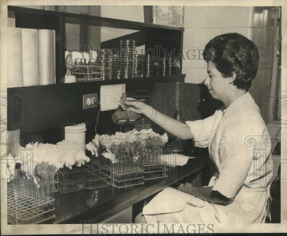 1969 Press Photo Mrs. William DeWeese of Charity Hospital- Food Poisoning - Historic Images