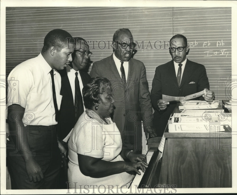 1968 Press Photo Musicians at Dillard University sing and play piano - noa88960 - Historic Images