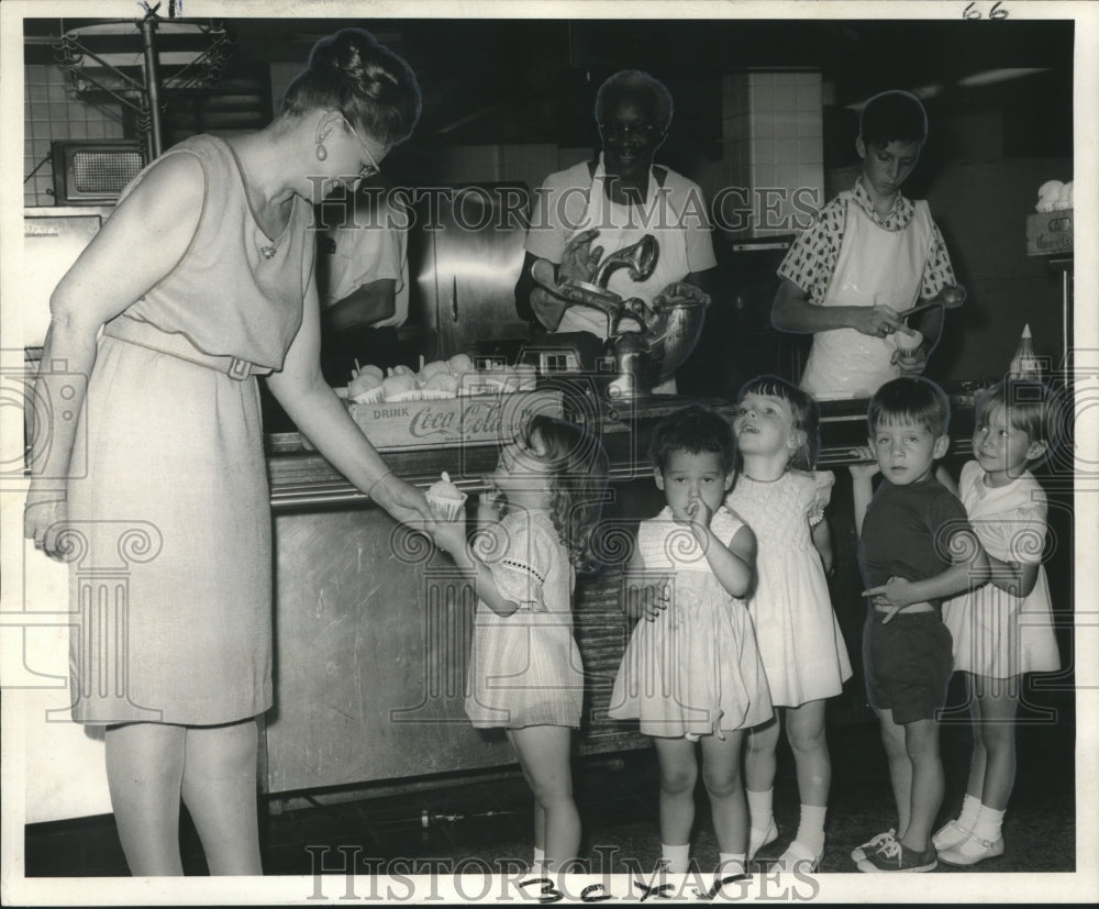 1969 Press Photo Mrs. Woodrow Gilleylen with children at Mid-City Baptist Church - Historic Images