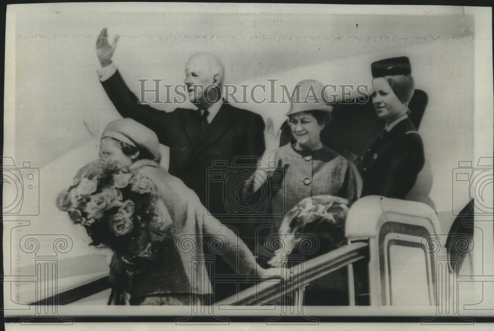 1966 Press Photo French President Charles de Gaulle and Wife at Moscow Airfield - Historic Images