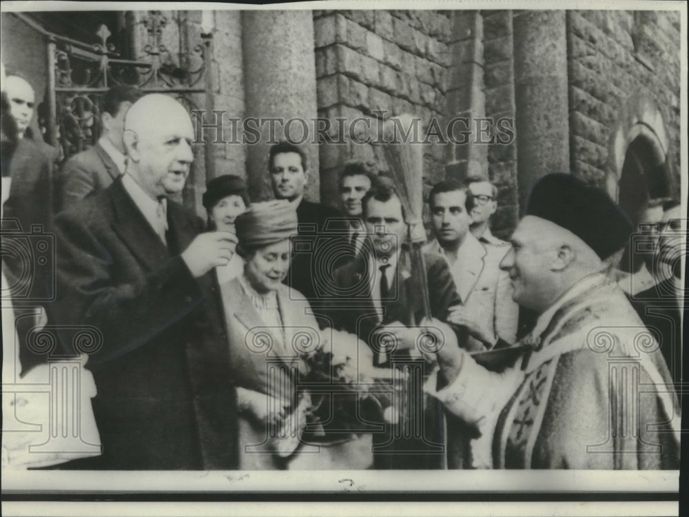 1966 Press Photo French President Charles de Gaulle receives Benediction - Historic Images