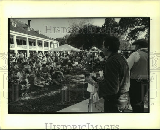 1989 Press Photo Wabash Co plays for Destrehan Plantation fall festival goers - Historic Images