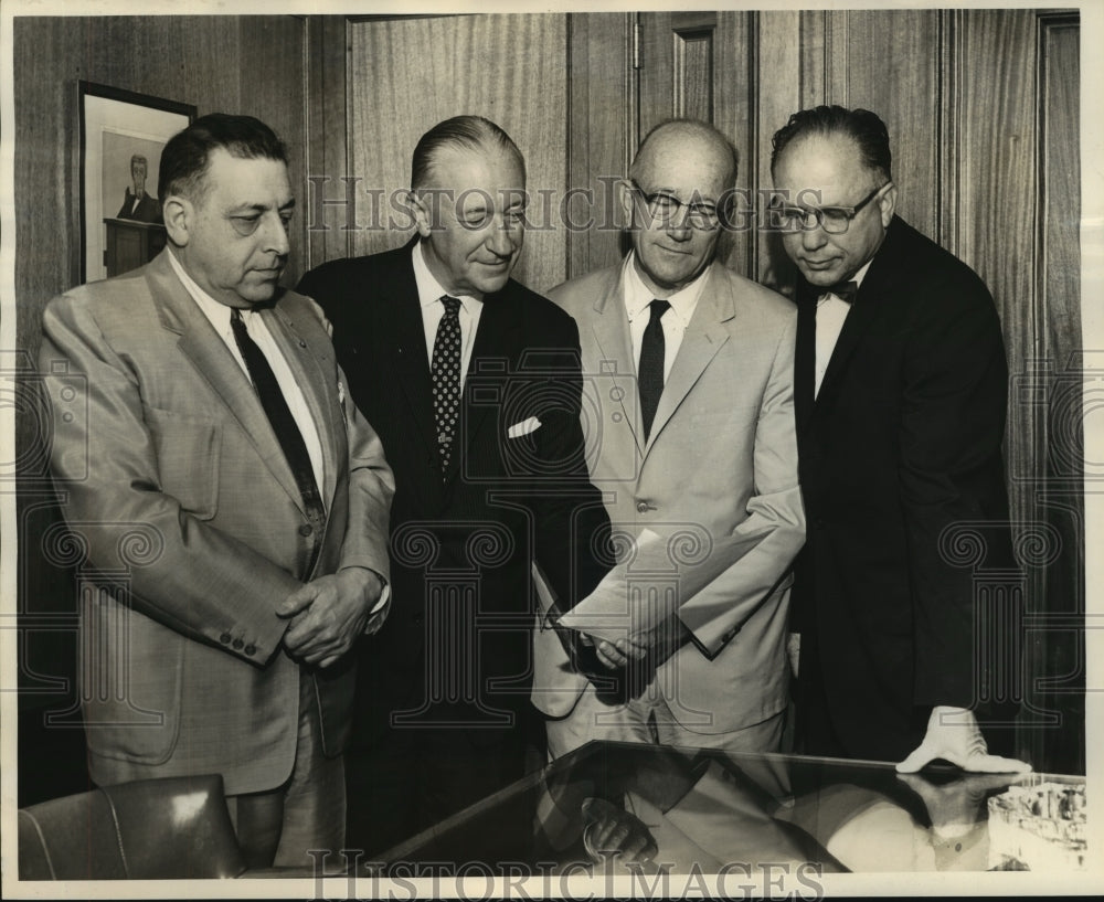 1964 Press Photo Corporate law Revision at 19th floor Hibernia Bank Building - Historic Images