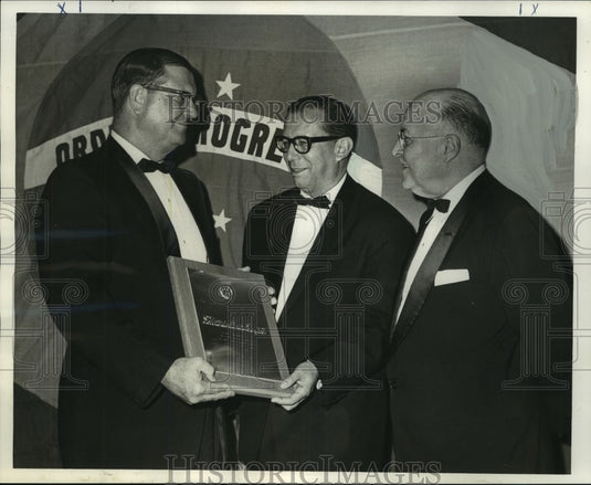 1966 Press Photo Theodore Brent Award given to Dr. Roberto de Oliveira Campos - Historic Images