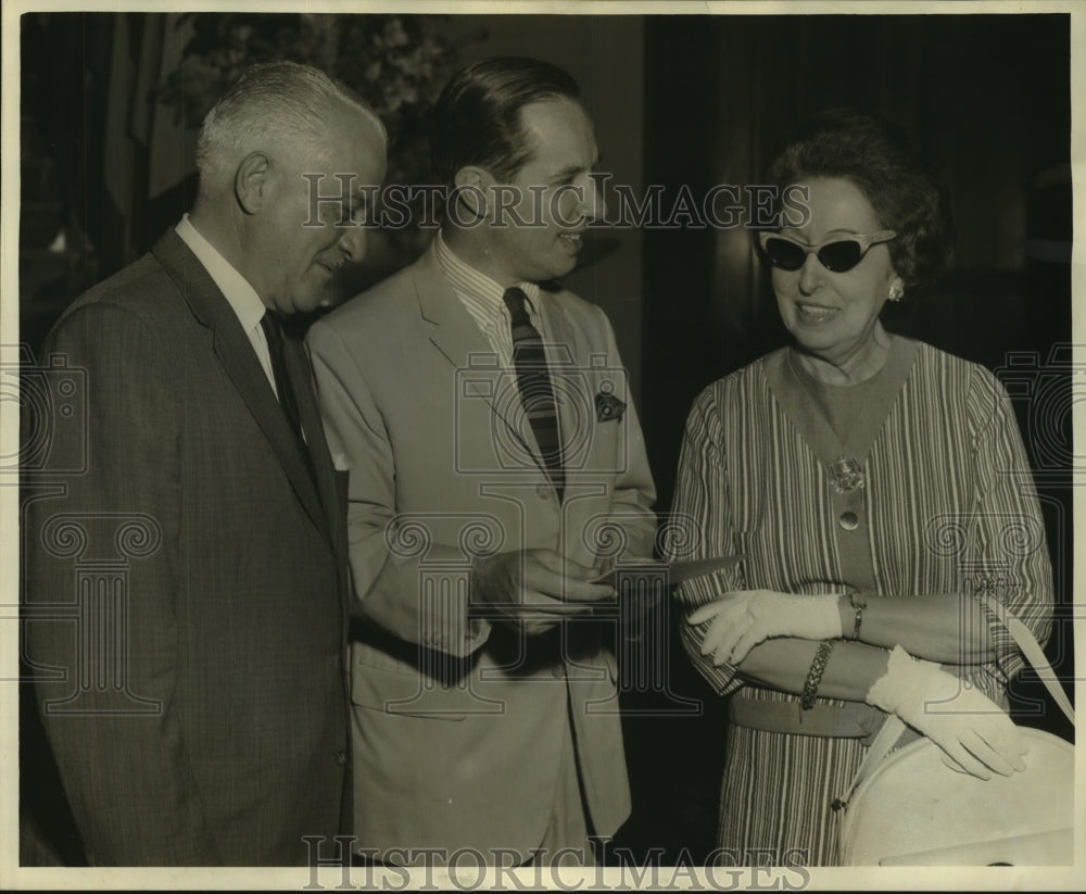 1964 Press Photo Visitors at the lobby of International House in New Orleans - Historic Images