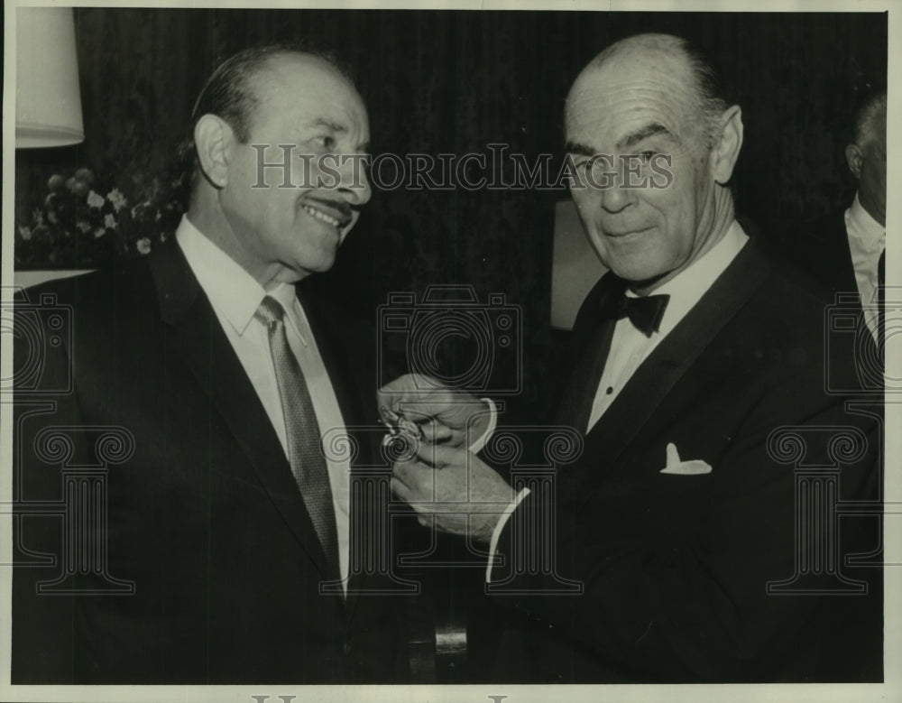 1966 Press Photo Marquis Merry Del Val awarding the Grad Cross to Mayor Shiro - Historic Images