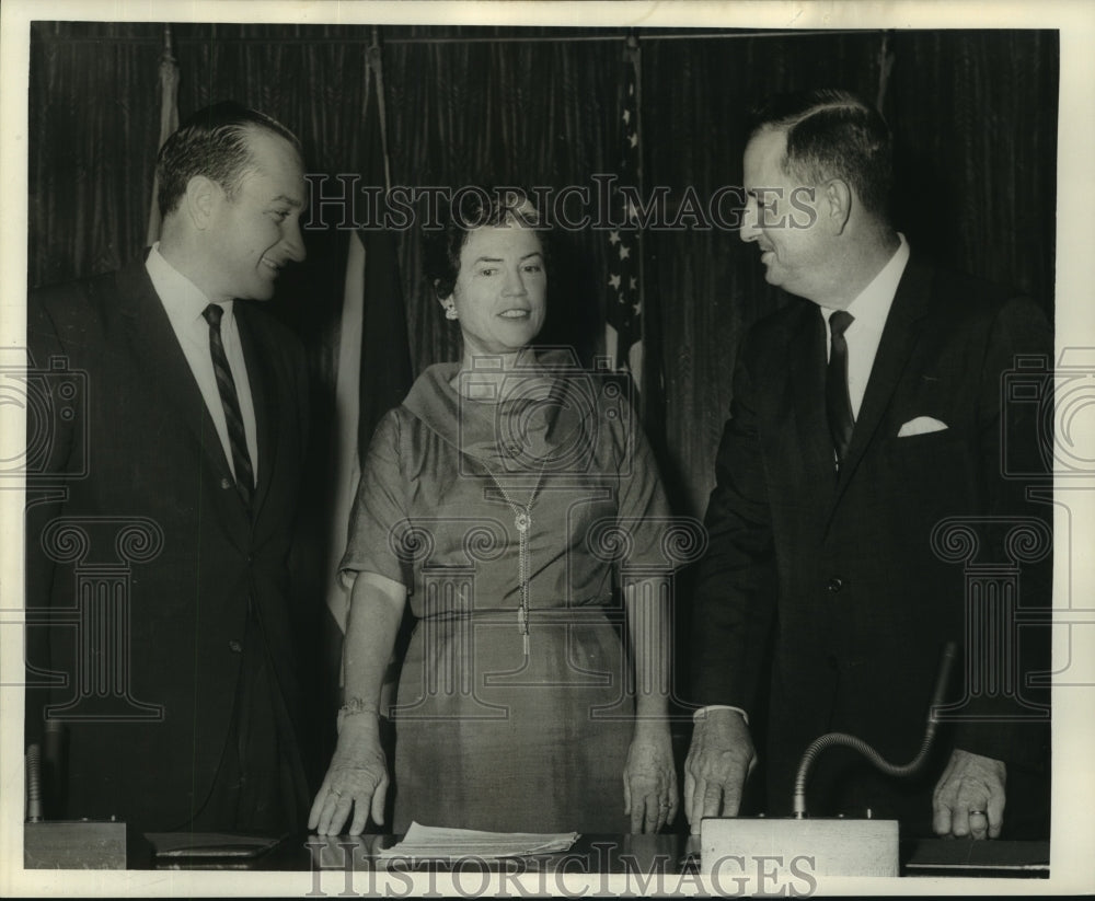 1966 Press Photo Members of Auxiliary of Chamber of Commerce at City Hall - Historic Images