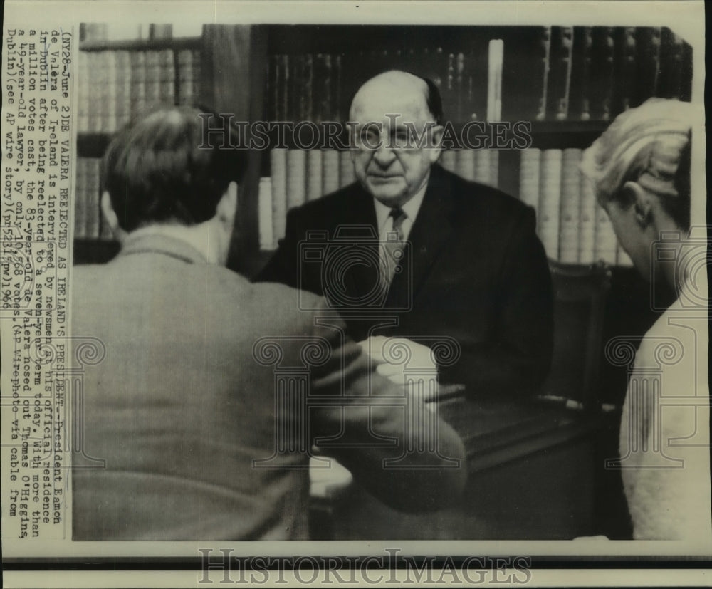 1966 Press Photo President Eamon de Valera of Ireland interviewed by newsmen - Historic Images