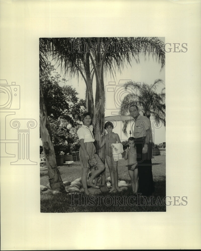 1962 Press Photo Mr. &amp; Mrs. Curry C. Dixon with family at Broadwater Beach Hotel - Historic Images