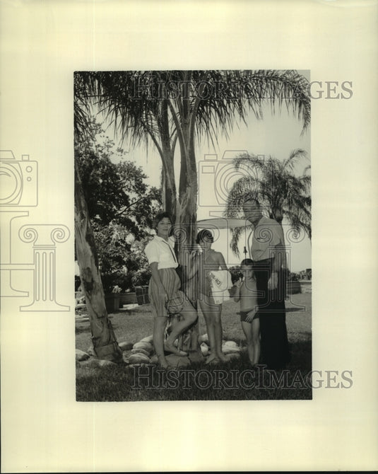 1962 Press Photo Mr. & Mrs. Curry C. Dixon with family at Broadwater Beach Hotel - Historic Images