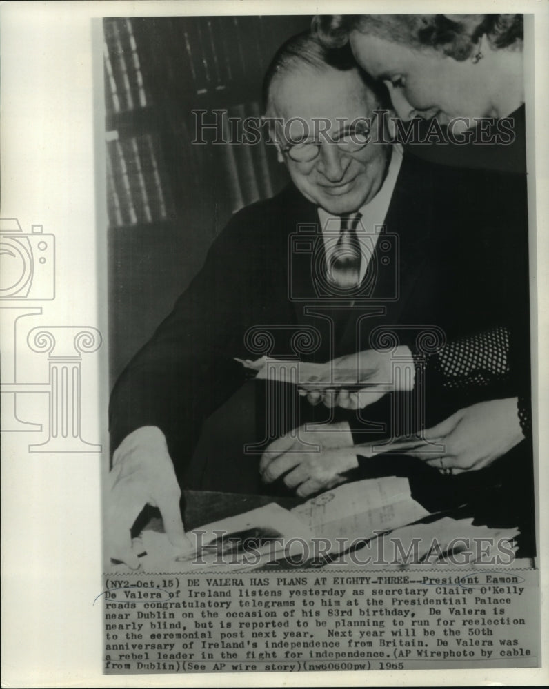 1965 Press Photo President Eamon De Valera, Ireland reads congratulatory letters - Historic Images