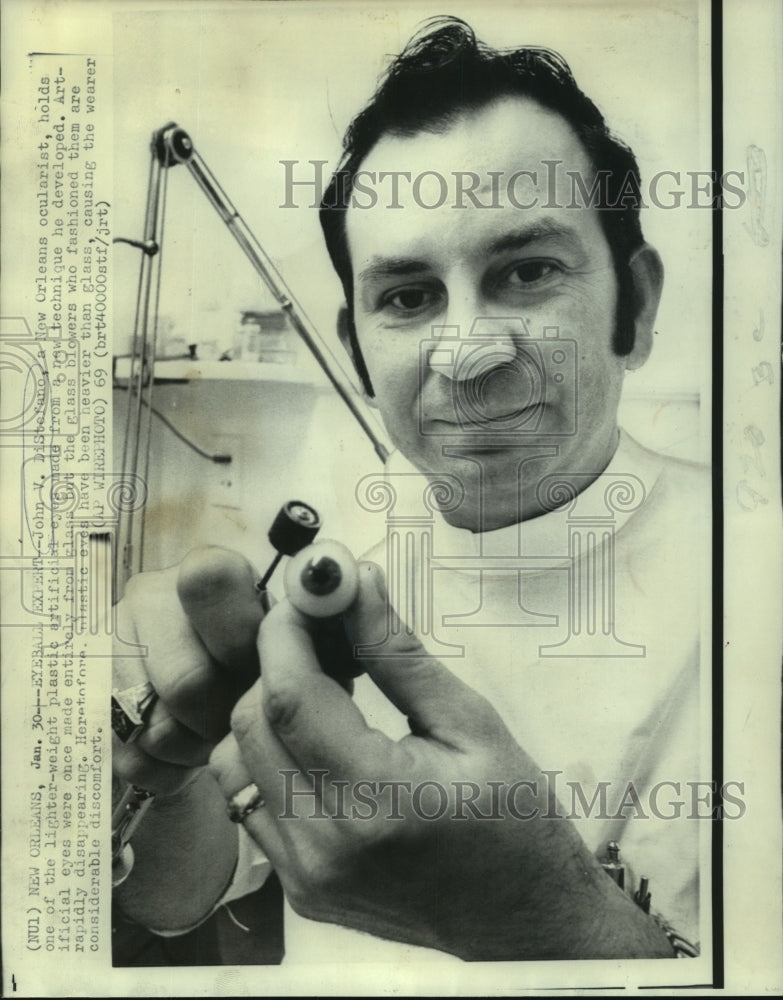 1969 Press Photo Occularist John V DiStefano holds plastic artificial eye - Historic Images