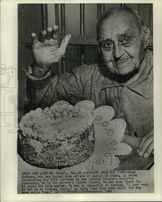 1962 Press Photo Tony diTardo, turned down parole 27 times, on his 87th birthday - Historic Images