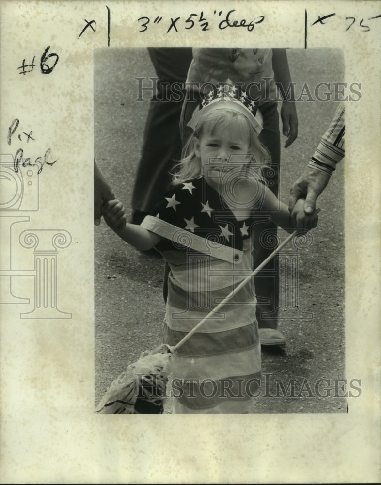 1976 Press Photo Harahan toddler wearing Star Spangled Banner costume - Historic Images