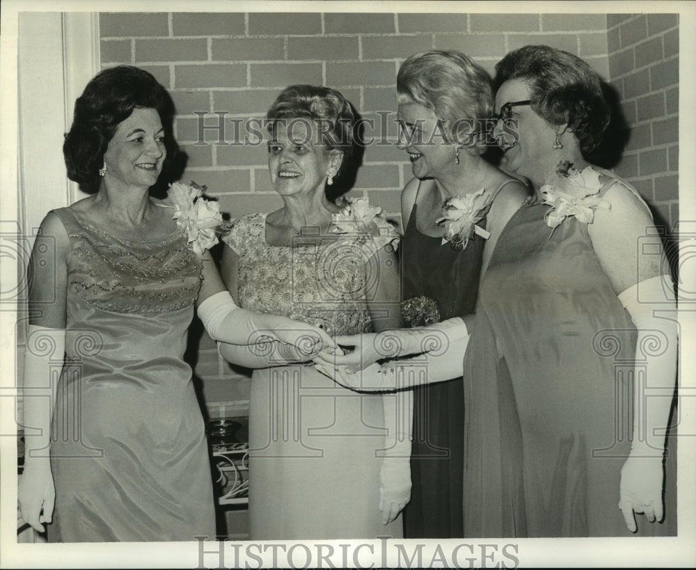 1967 Press Photo Pilot International Officers at the Roosevelt Hotel. - Historic Images