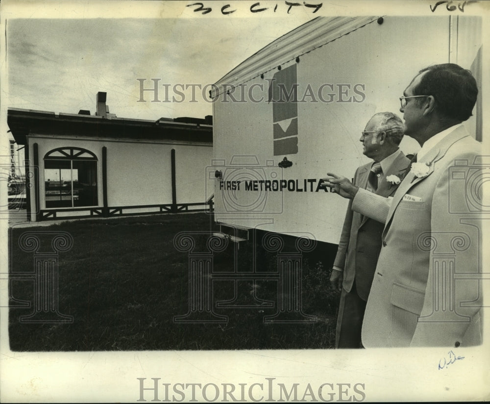 1973 Press Photo The First Metropolitan Bank&#39;s new Kenner office- Opened - Historic Images