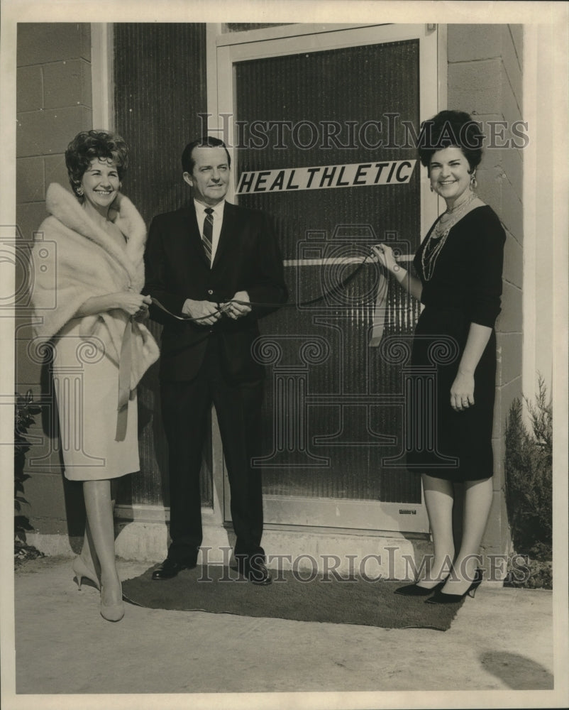 1966 Press Photo Adele Digby, Geneleve Bourcci, Mrs Merlin Hudson at studio - Historic Images