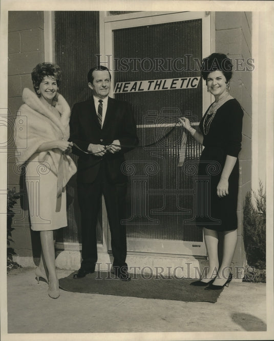 1966 Press Photo Adele Digby, Geneleve Bourcci, Mrs Merlin Hudson at studio - Historic Images