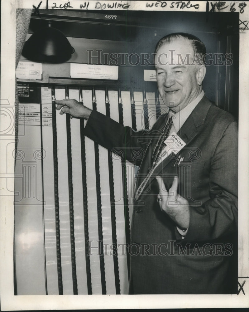 1958 Press Photo Richard Dowling, casting his vote in the election - noa90919 - Historic Images