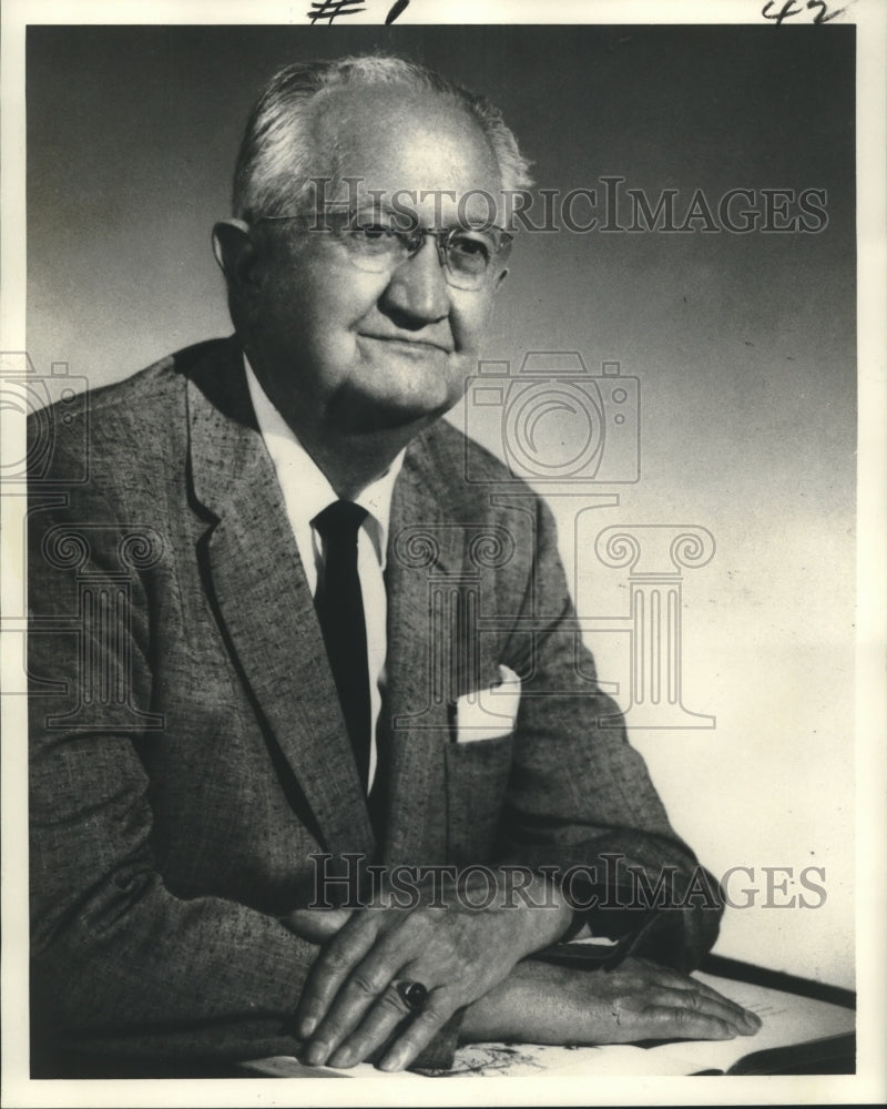 1975 Press Photo Dr. Lester R. Dragstedt of University of Florida - noa90968 - Historic Images