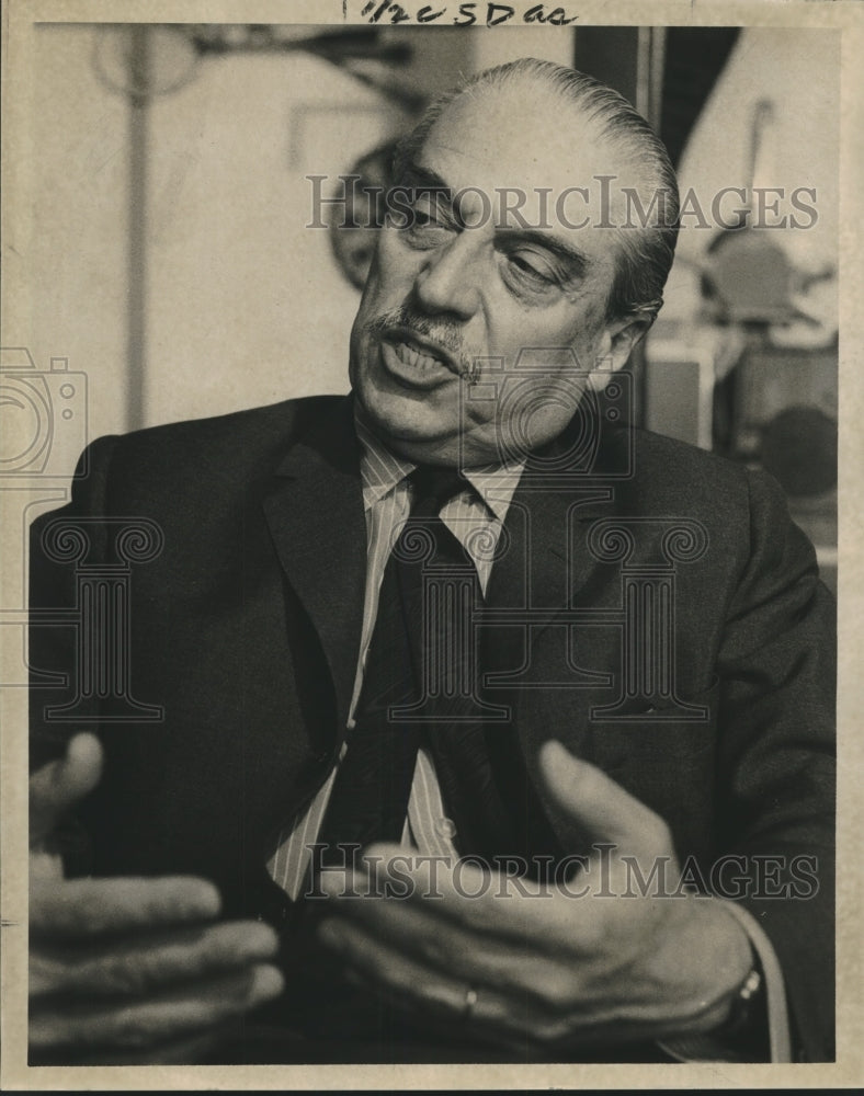 1968 Press Photo Dr. Constantinos A. Doxiadis interviewed by a newspaper staff - Historic Images