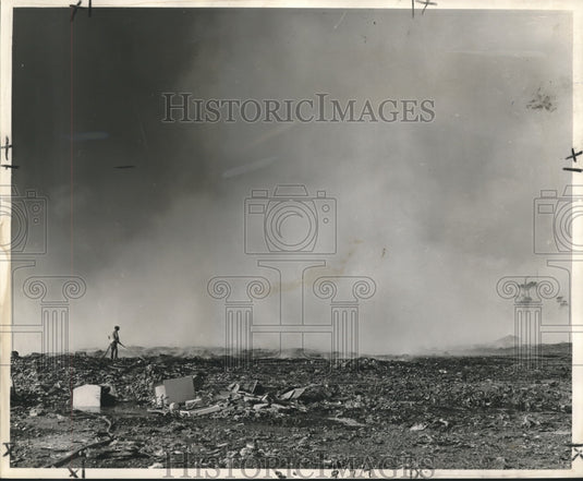1969 Press Photo Lone attendant at Gentilly Road landfill sprays smoking fire - Historic Images