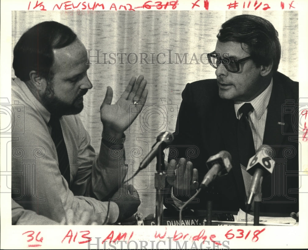 1985 Press Photo C.J. Dunnaway, Causeway Commissioner talking to Keith Rush - Historic Images
