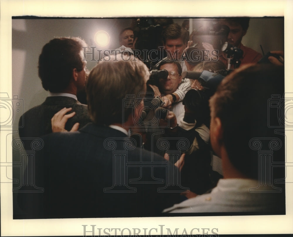 1995 Press Photo Gubernatorial candidate David Duke interviewed by newsmen - Historic Images