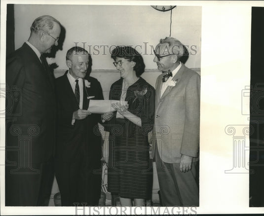 1967 Press Photo Residents of the Hingsley House presented Housing award. - Historic Images