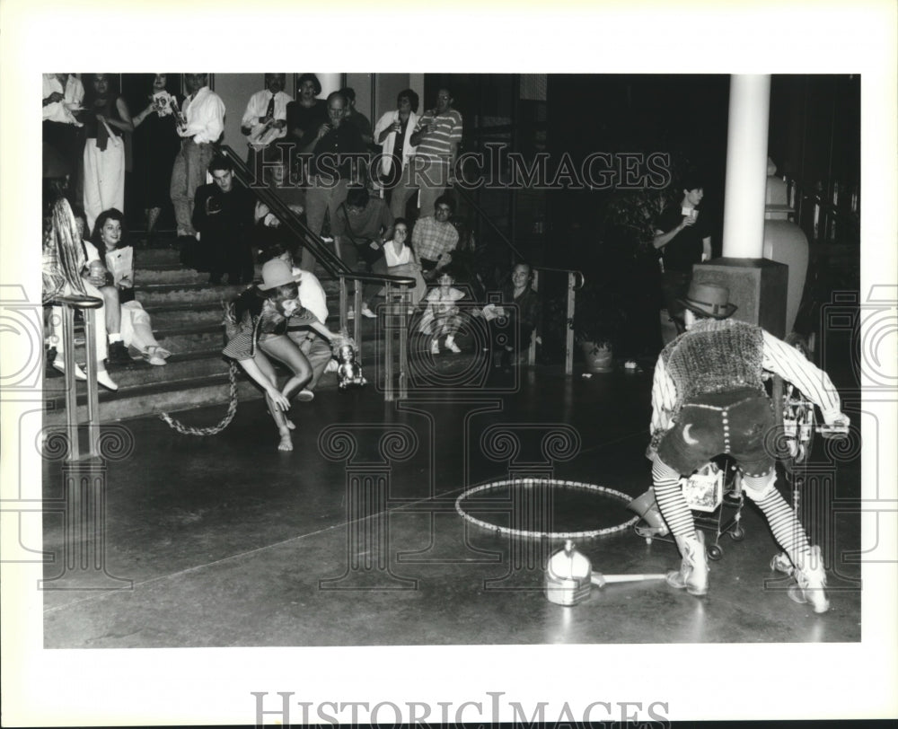 1994 Press Photo Cast members of CAC DramaRama performing for the audience - Historic Images