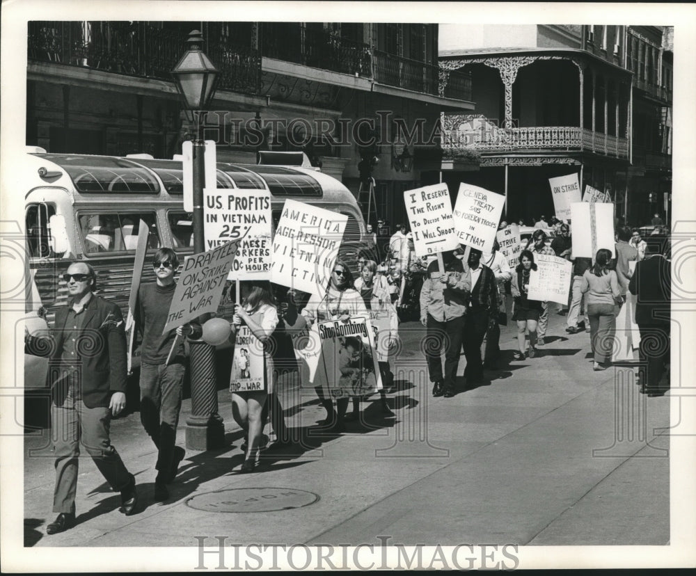 1967 Press Photo Anti-Vietnam war protestors gathers in a downtown street - Historic Images