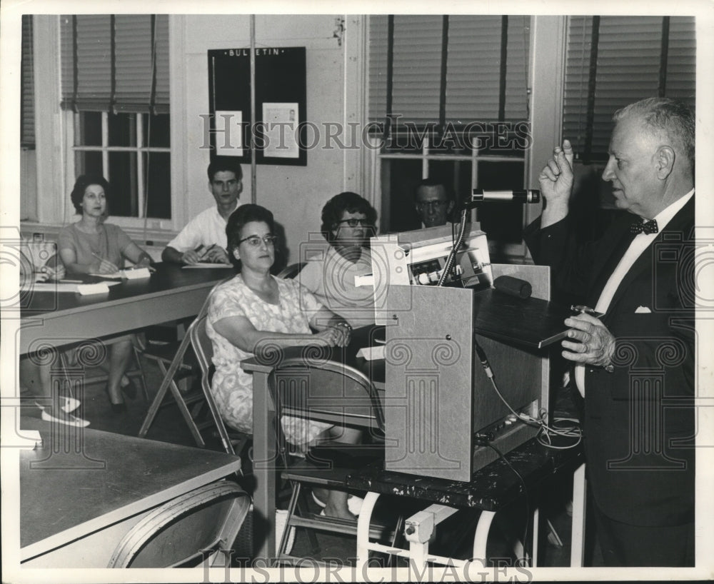 1966 Press Photo Charles Dufon Lecturing to Class - noa91775 - Historic Images