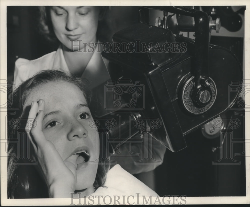 1947 Press Photo A dentist taking an x-ray of her patient&#39;s teeth - noa91838 - Historic Images