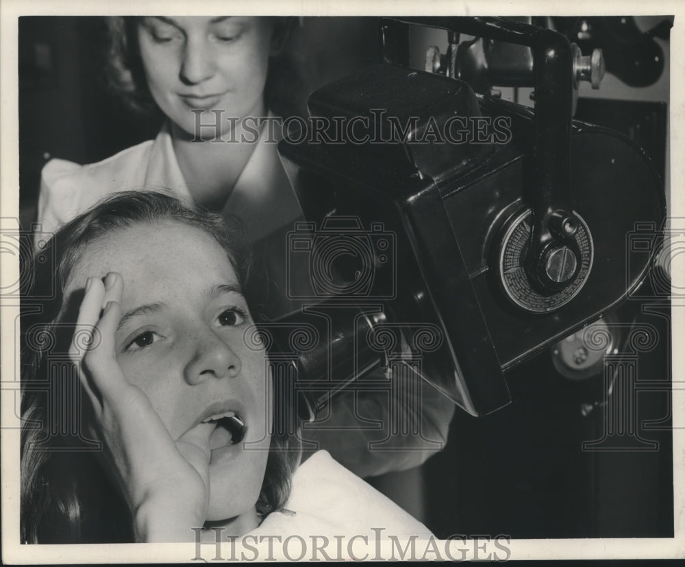 1947 Press Photo A dentist taking an x-ray of her patient's teeth - noa91838 - Historic Images