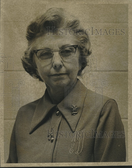 1974 Press Photo Dr. Etoile Du Bard, Director of Speech Disorder School - Historic Images