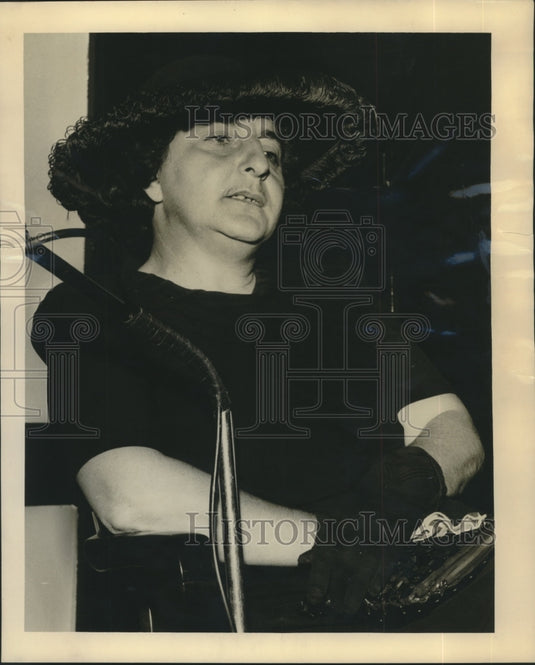 1949 Press Photo Mrs. Joseph Duhe Testifies at "Boo" Landy Murder Trial - Historic Images