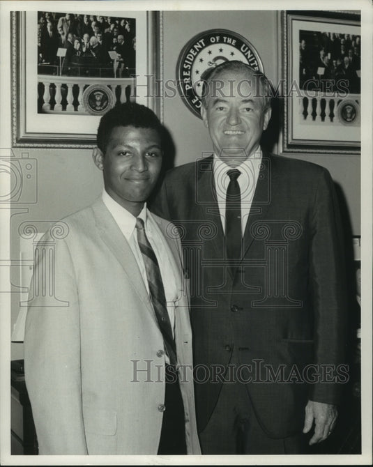 1967 Press Photo Michael Dejoie, Intern, Meets with Vice President Humphrey - Historic Images
