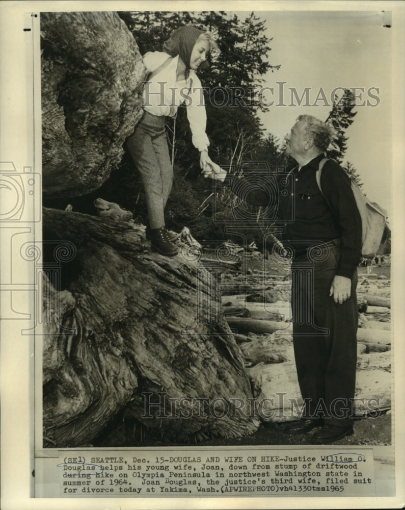 1964 Press Photo Justice William O. Douglas helps his wife, Joan during hike - Historic Images