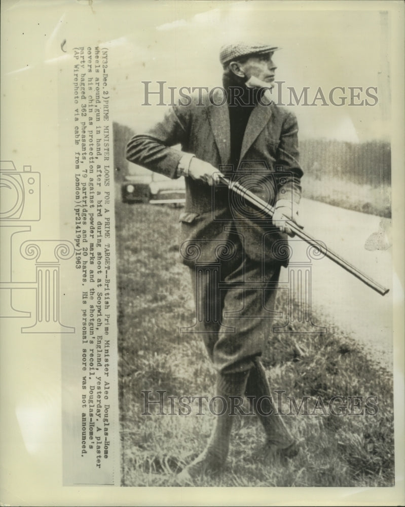 1963 Press Photo British Prime Minister Alec Douglas-Home goes hunting - Historic Images