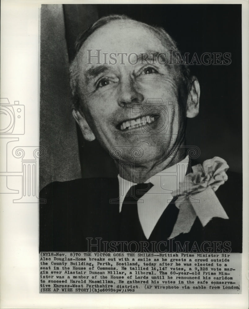 1963 Press Photo Prime Minister Sir Alec Douglas-Home smiles to crowd at Perth - Historic Images