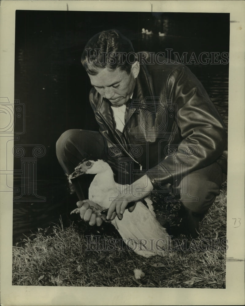 1945 Press Photo Audubon Park Superintendent George Douglass with a park&#39;s duck - Historic Images