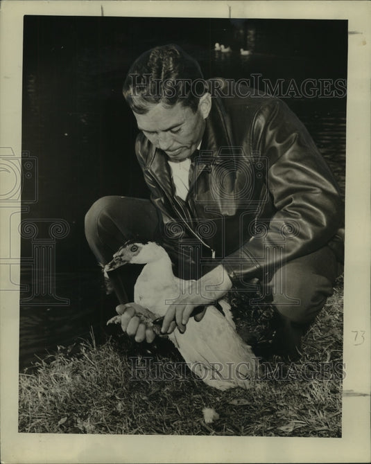1945 Press Photo Audubon Park Superintendent George Douglass with a park's duck - Historic Images