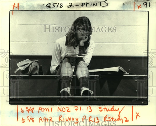 1981 Press Photo Donna Hickman Studies Before St. Martin High Volleyball Game - Historic Images