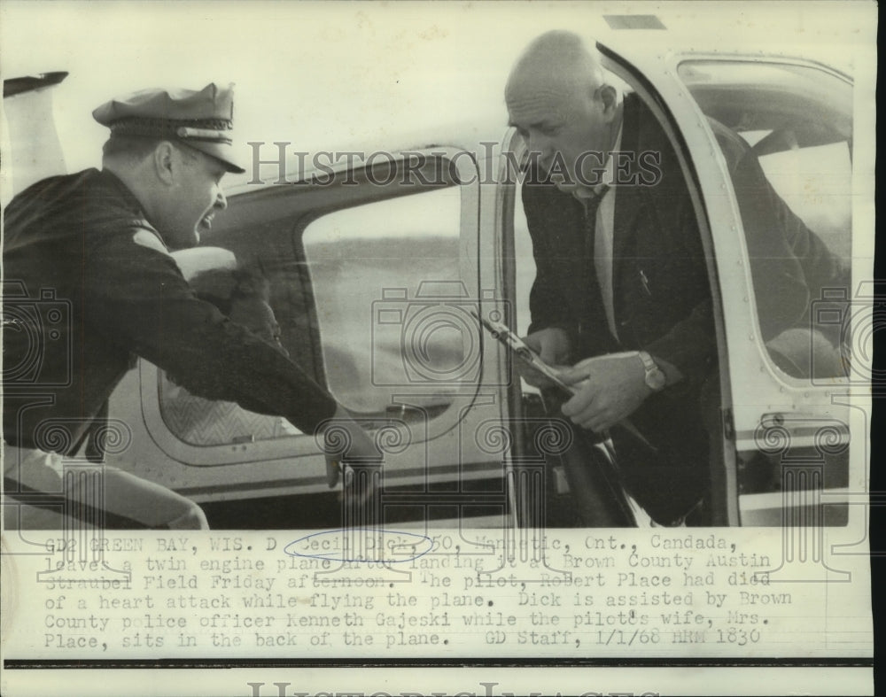 1968 Press Photo D. Cecil Dick at Brown County Austin Straubel Field Wisconsin - Historic Images