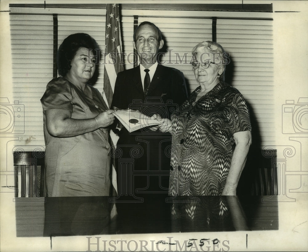 1969 Press Photo Receiving Proclamation for the &quot;Gold Star Mother&#39;s Day&quot; program - Historic Images