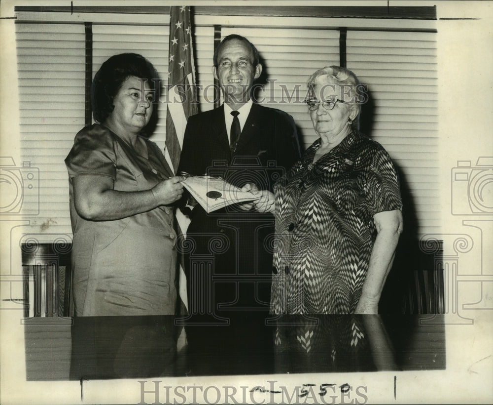 1969 Press Photo Receiving Proclamation for the "Gold Star Mother's Day" program - Historic Images