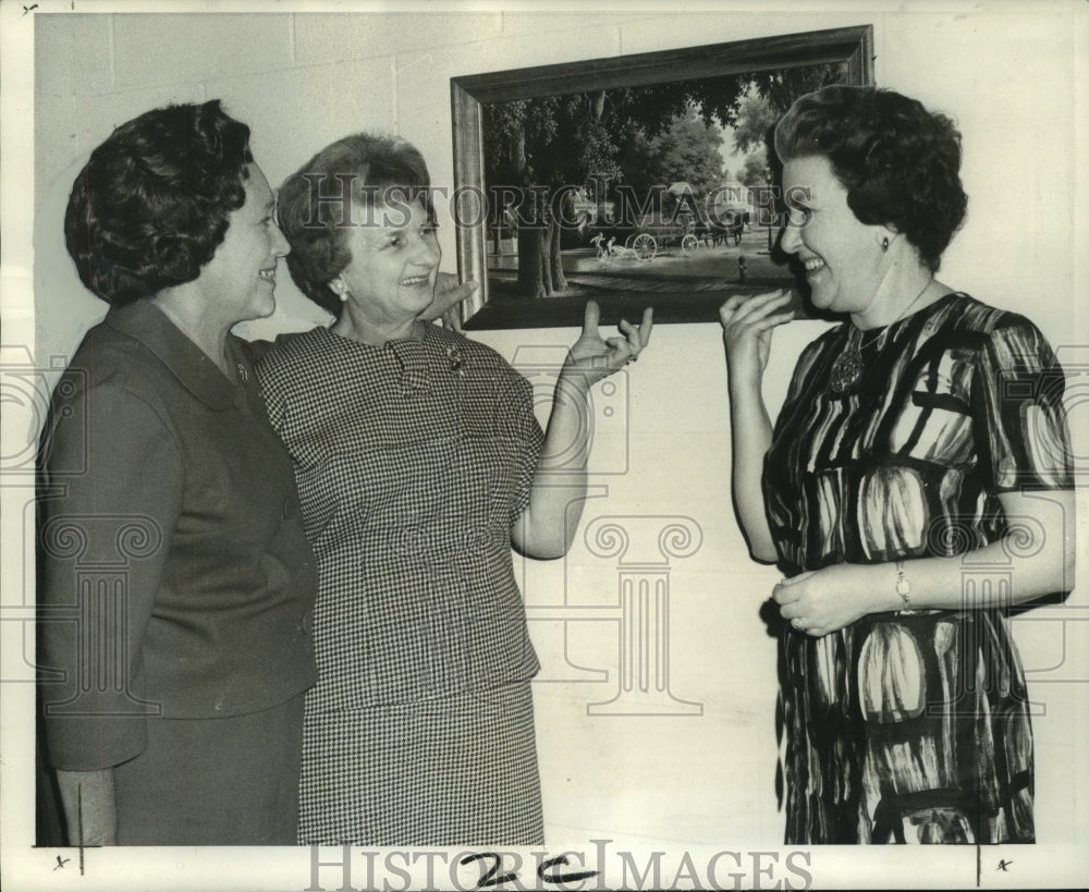 1968 Press Photo Women&#39;s auxiliary members hanging pictures for Christmas - Historic Images