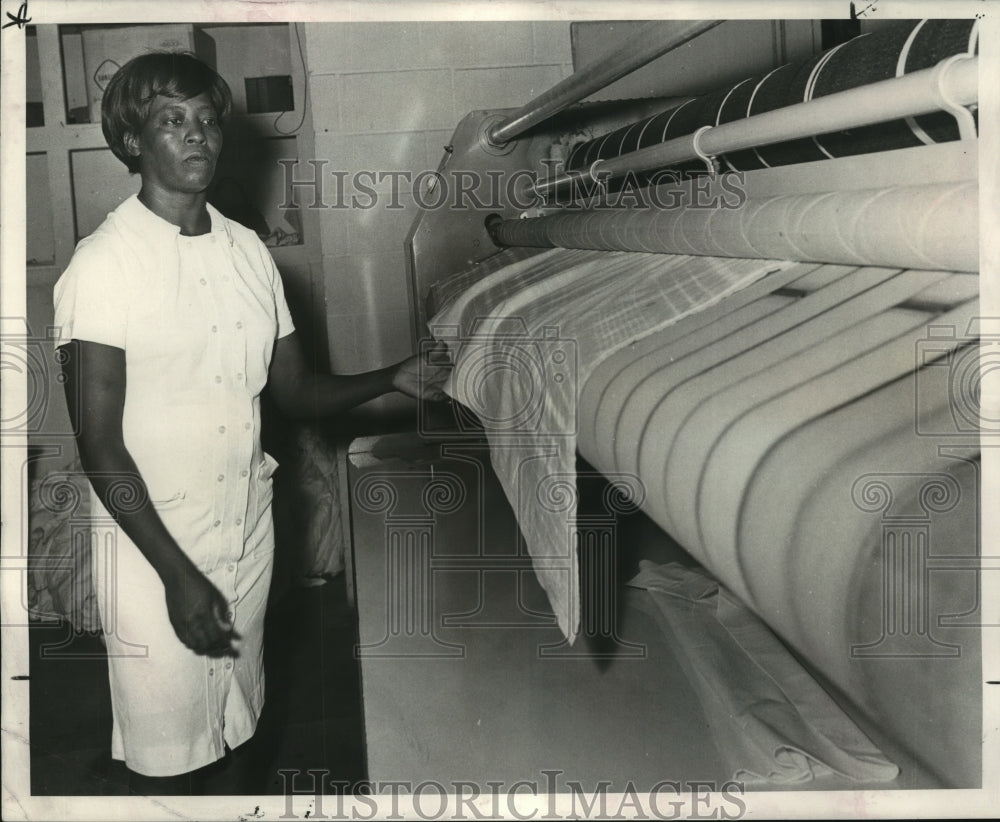 1968 Press Photo Mrs. Larcenia Walker, chairman of Mother&#39;s Helping Hands - Historic Images